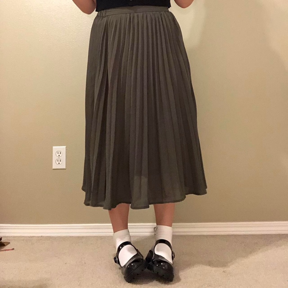 OLIVE PLEATED SKIRT